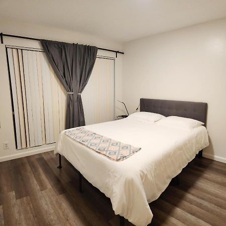 Centrally Located, 4X Queen, 300 Mbps Internet With Backyard! Hemet Exteriör bild