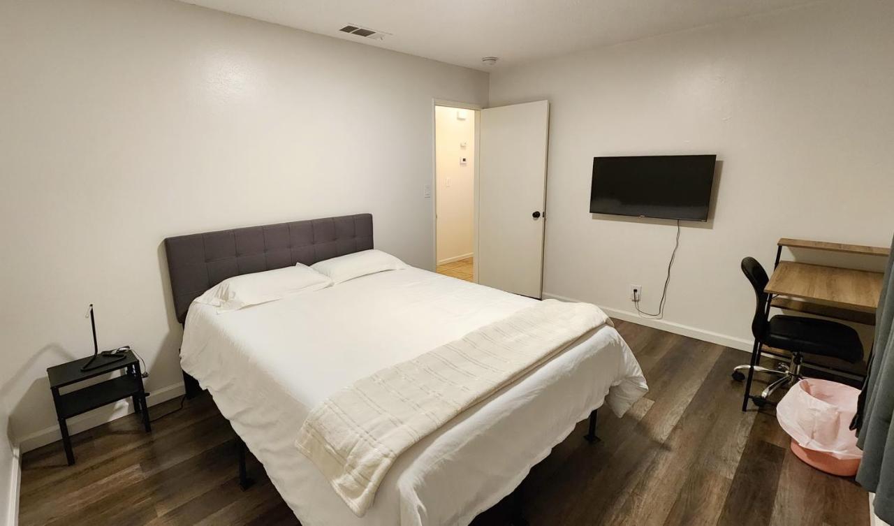 Centrally Located, 4X Queen, 300 Mbps Internet With Backyard! Hemet Exteriör bild