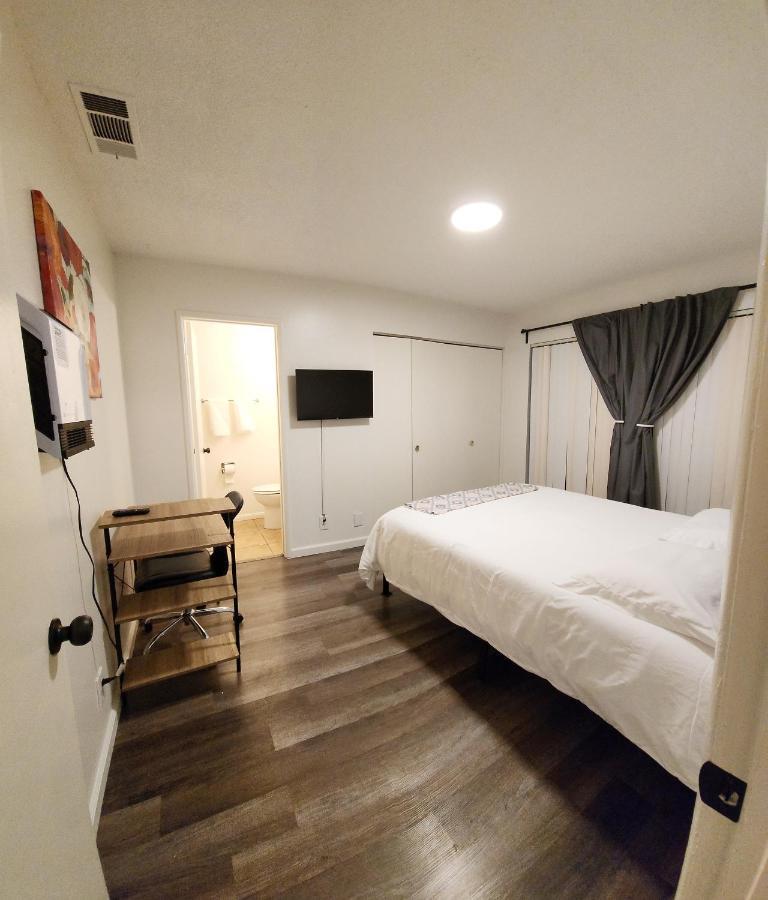 Centrally Located, 4X Queen, 300 Mbps Internet With Backyard! Hemet Exteriör bild